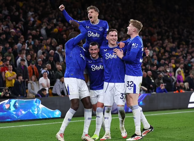 邮报：争夺埃弗顿后卫布兰斯韦特，切尔西目前领先曼联