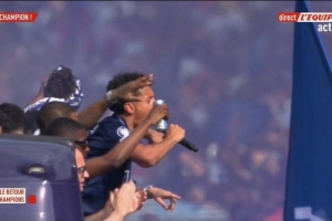 九游娱乐-马尔基尼奥斯夺冠游行带领球迷高喊：登贝莱，金球奖！