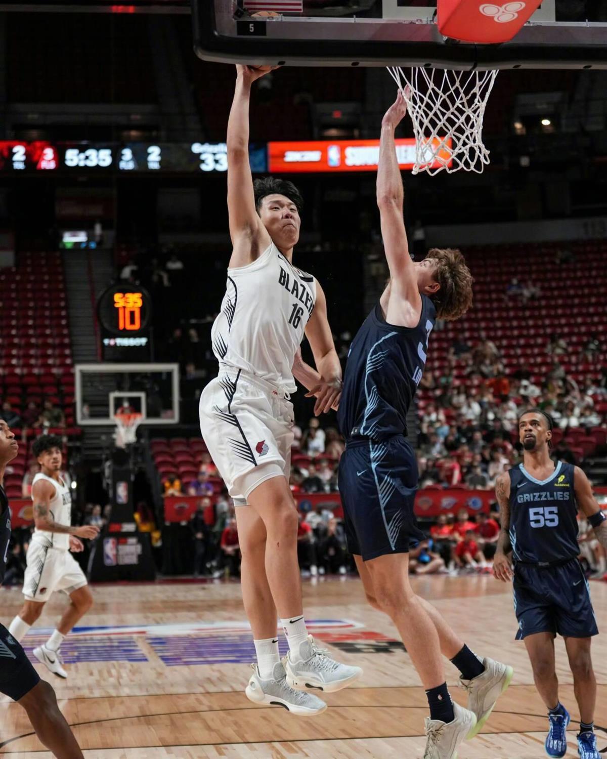 九游体育-NBA夏季联赛开拓者不敌灰熊，杨瀚森背靠背出战获10分5篮板3助攻