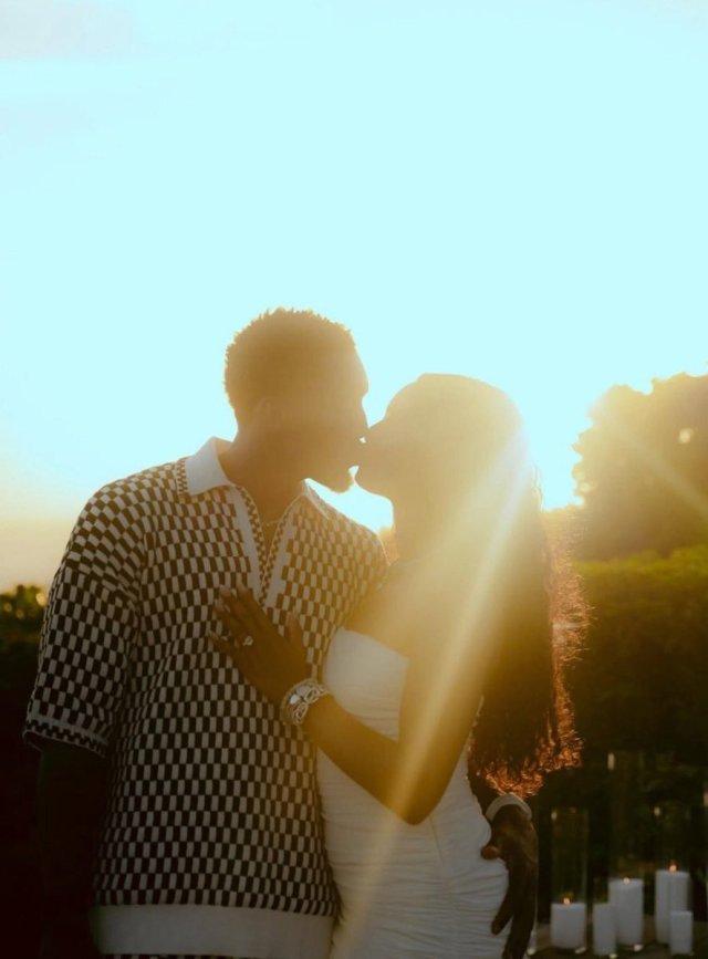 恭喜！米切尔宣布与27岁女歌星订婚 未婚妻曾是克莱女友