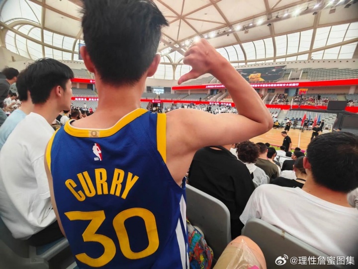 九游游戏-詹姆斯中国行上海交大站 库里球迷现身力挺对手球星